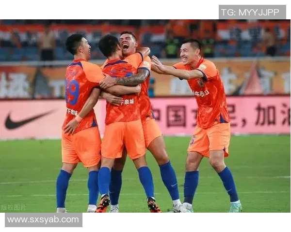 武汉足球队团队协作引发热议球迷对战术配合和球员默契提出不同看法